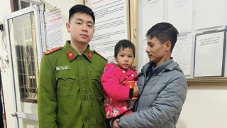 Công an phường Vĩnh Trại giúp bé gái 2 tuổi đi lạc trở về với gia đình