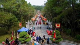 Đông đảo du khách và người dân đến khai hội Đền Huyền Trân