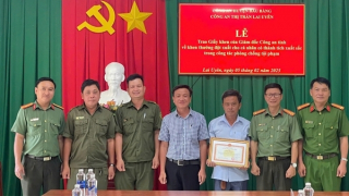 Khen thưởng Đội phó Câu lạc bộ phòng, chống tội phạm thị trấn Lai Uyên