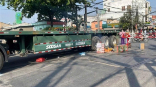 Nhiều chuyến tàu chậm giờ vì xe đầu kéo cán tử vong người phụ nữ giữa đường sắt