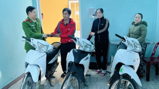 Người dân vui mừng nhận lại xe máy mất trộm sau khi nhóm “đá xế” bị bắt