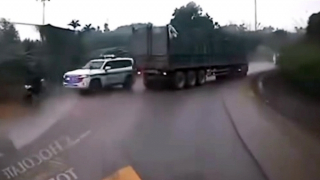 Cản trở đoàn xe ưu tiên, tài xế ô tô đầu kéo bị phạt nặng