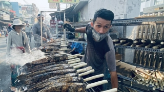 Phố cá lóc nướng sôi động ngày vía Thần tài