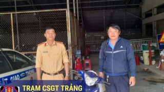 Người dân xúc động nhận lại chiếc xe bị mất 12 năm