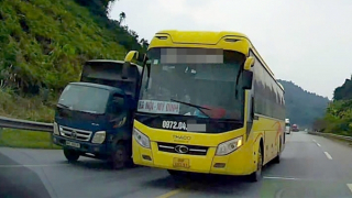 Tài xế xe khách vô ý thức, vượt ẩu trên cao tốc suýt gây tai nạn