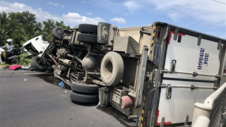Xe tải tông dải phân cách trên quốc lộ 1A, 1 người chết, 1 người bị thương
