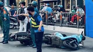 Va chạm ngã xuống đường bị xe buýt cán tử vong