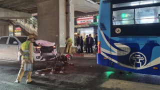 Xe bán tải đâm liên hoàn trên đường Cầu Giấy, tài xế xe ôm nhập viện