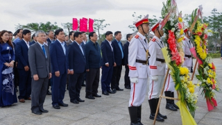 Thủ tướng dâng hương tri ân các anh hùng liệt sĩ và Mẹ Việt Nam Anh hùng