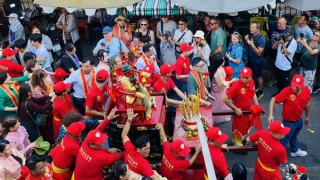 Du khách nước ngoài hào hứng với lễ hội nghinh ông ở Chợ Lớn