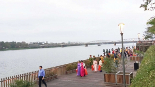 Sau 7 năm đưa vào sử dụng, nhiều thanh gỗ trên cầu đi bộ dọc sông Hương bắt đầu hư hỏng