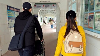 Vợ nam shipper lo lắng cho sức khỏe chồng sau khi bị hành hung