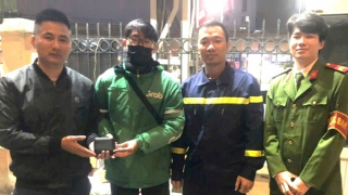 Tài xế xe ôm công nghệ trả lại hơn 15 triệu đồng cho người bị đánh rơi