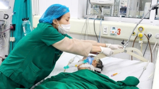 Người đàn ông hôn mê sâu, nguy kịch do uống phải rượu rởm