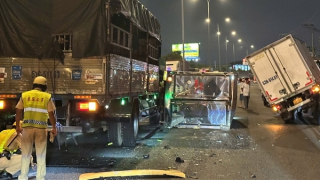 Sau va chạm liên hoàn, xe tải lật ngổn ngang trên đường