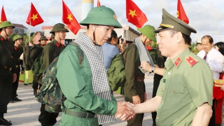 Sôi nổi ngày hội tòng quân tại các tỉnh miền Tây