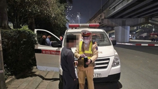 Xe cứu thương sử dụng đèn còi ưu tiên trái phép, người dân hãy báo CSGT