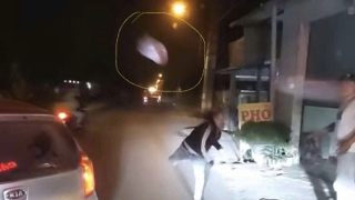 Triệu tập nhóm người hùng hổ chặn đầu xe, ném đá vào ô tô