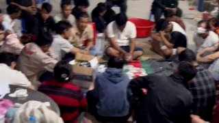 Tổ chức sòng bạc trong nhà kho, bố trí người nấu nướng phục vụ