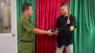 Du khách Bỉ được Công an hỗ trợ tìm lại tài sản để quên trên taxi