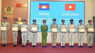 Bế giảng khóa bồi dưỡng nghiệp vụ công tác huấn luyện, sử dụng chó nghiệp vụ