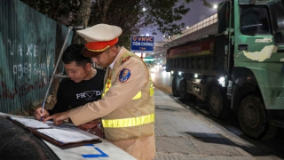 Cảnh sát tuần tra trong đêm xử lý xe quá tải