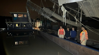 Bắt giữ 3 tàu khai thác 900m3 cát trái phép trên sông Hồng