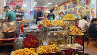 Thức ăn chín không che đậy bán tràn lan tại các di tích, lễ hội