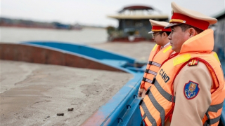 CSGT đường thủy lật tẩy thủ đoạn tinh vi của "cát tặc" trên sông Hồng