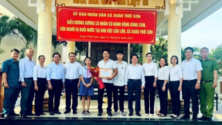 Khen thưởng người đàn ông dũng cảm cứu phụ nữ đuối nước