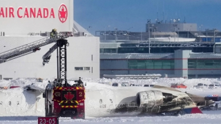 Máy bay lật ngược khi hạ cánh tại Toronto