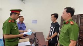 Bắt tạm giam kẻ trêu ghẹo cô gái, đập bể kính cửa quán ăn