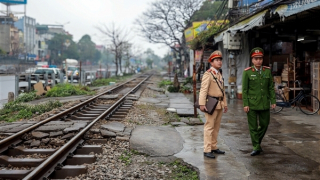 CSGT Hà Nội tuần tra, xử lý vi phạm hành lang an toàn đường sắt