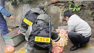 Cảnh sát cơ động Lạng Sơn giúp đỡ người dân gặp nạn