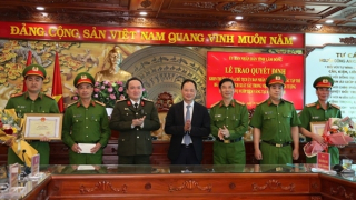 Chủ tịch tỉnh Lâm Đồng tặng Bằng khen lực lượng phá nhanh vụ cướp tiệm vàng