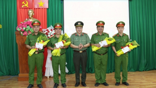 Khen thưởng các tập thể khám phá nhanh vụ giết người, cướp tài sản ở An Giang
