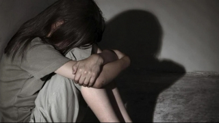 Khởi tố đối tượng dùng hình ảnh, clip nhạy cảm ép bé gái 12 tuổi để hiếp dâm