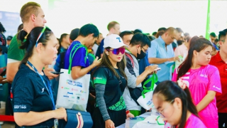 Chật kín runner xếp hàng nhận Bib VPBank VnExpress Marathon Ho Chi Minh City Midnight