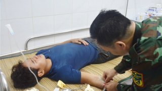 Bệnh xá đảo Song Tử Tây cấp cứu 6 ngư dân ngộ độc cá biển