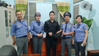 Hành khách nhận lại túi xách có nhiều tài sản bỏ quên trên tàu lửa