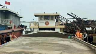 Hai tàu "cát tặc" đang miệt mài hút trộm thì bị bắt giữ