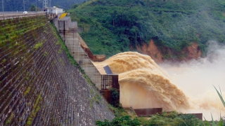 Không khí lạnh gây mưa lớn, 3 thủy điện tại Quảng Nam xả tràn