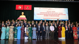 Tôn vinh đội ngũ thầy thuốc vì dân phục vụ