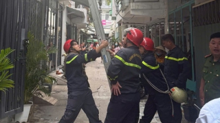 Cảnh sát mất hơn 1 giờ thuyết phục cô gái bỏ ý định nhảy lầu