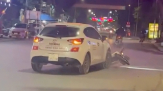 Bắt tạm giam tài xế kéo lê xe máy dưới gầm ô tô 10km