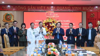 Đồng chí Nguyễn Trọng Nghĩa thăm, chúc mừng Bệnh viện 19-8