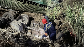 Khẩn trương cứu nạn, cứu hộ, giải quyết vụ xe đầu kéo rơi xuống vực sâu