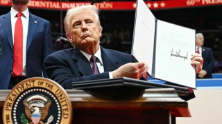 Xe xăng, ống hút nhựa và "cuộc đảo chính xanh"