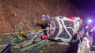 Xe buýt chở quan chức Thái Lan mất lái, ít nhất 50 người thương vong