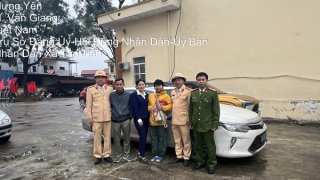 Thiếu niên đạp xe trên cao tốc không nhớ nhà ở đâu, CSGT liên hệ đưa cháu về gia đình